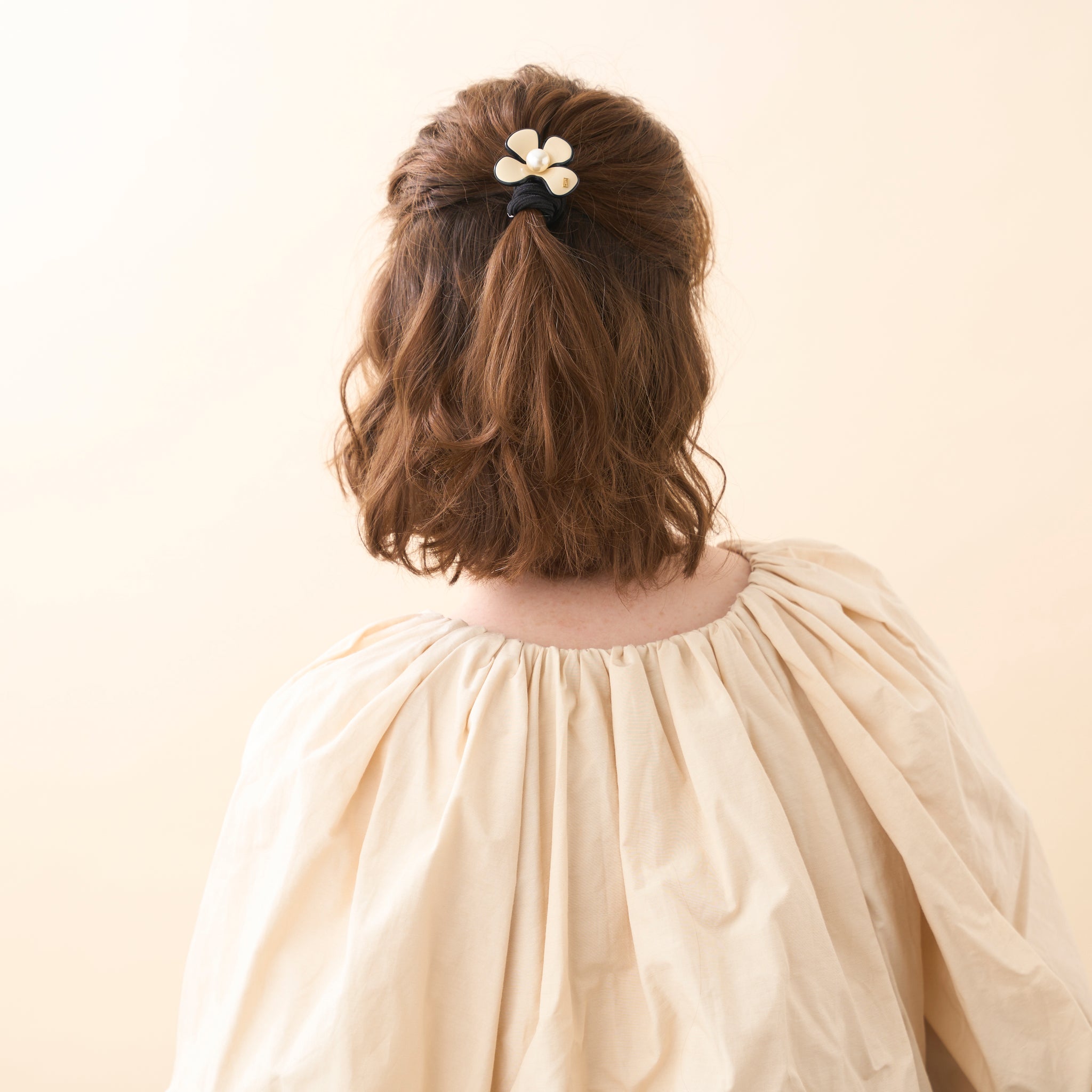 ALEXANDRE DE PARIS Gambetta Flower Pearl Acetate Hair Tie