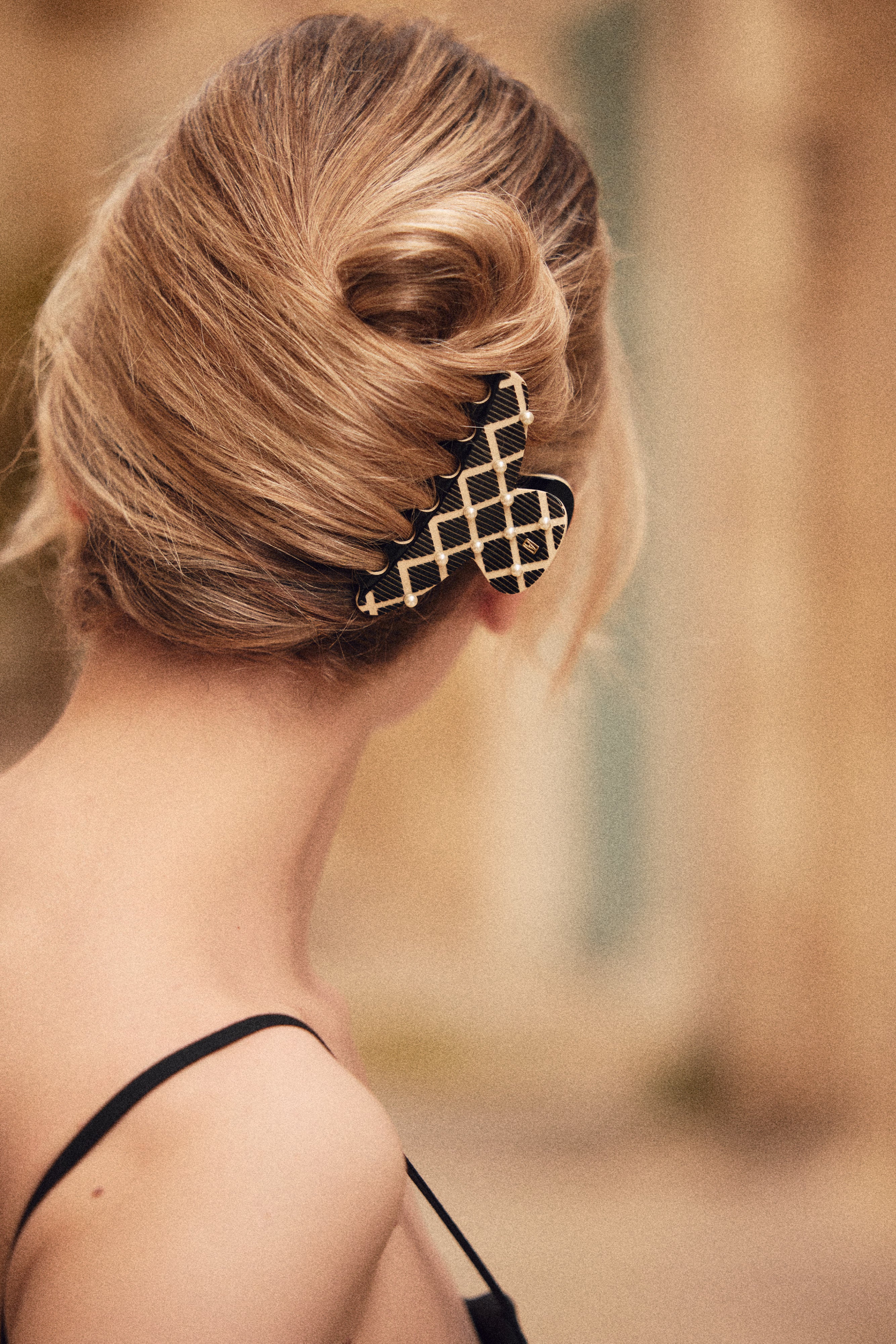 ALEXANDRE DE PARIS Jasmin Medium Acetate and Small Pearls Hair Clip
