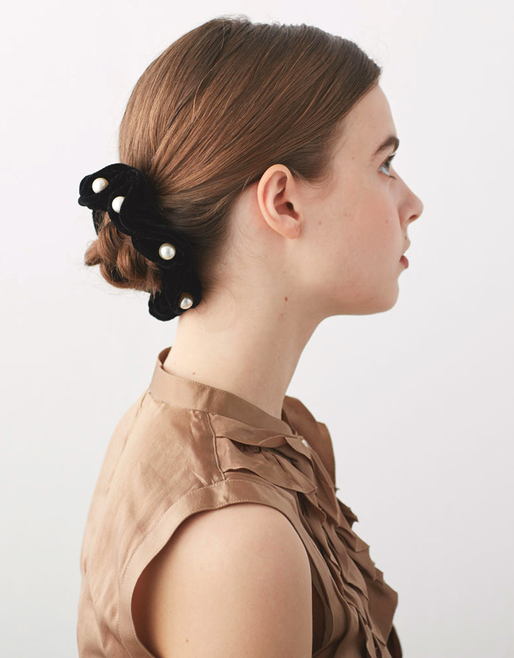 ALEXANDRE DE PARIS Velvet and Pearls Scrunchie